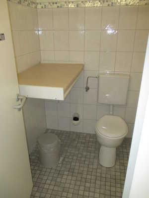 Höhe des rechten Haltegriffes über dem Toilettensitz: 32 cm Länge des rechten Haltegriffs: 70 cm Rechter Haltegriff fest.