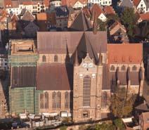 Typisch für die großen Kirchen ist, dass sie um eine kleinere herum gebaut wurden. Dasselbe Geschick hat auch St. Georgen in Wismar erlebt.