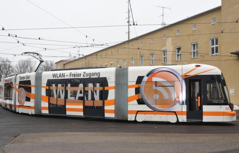 Erfolgsgeschichte WLAN-Straßenbahn: Heuer mehr als 1 Mio. Zugriffe erwartet Von April 2014 bis November 2014 verzeichneten die LINZ AG LINIEN rund 879.000 Logins von Fahrgästen in den Straßenbahnen.