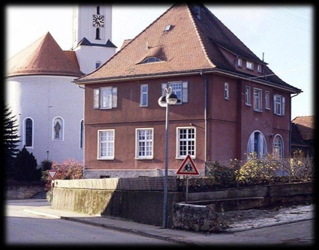 In Neuler selbst entstand 1913 ein weiteres neues Schulgebäude östlich der Pfarrkirche, welches heute noch besteht und inzwischen in ein Wohngebäude umgewandelt