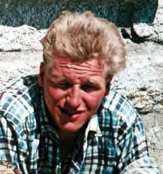 Beim Abstieg ist er in 7500 Meter Höhe tödlich abgestürzt und in den Armen seines Seilgefährten Toni Kinshofer gestorben.