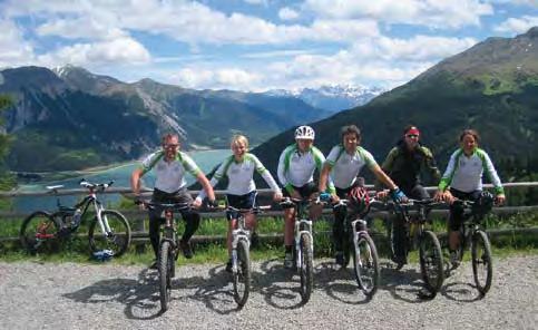 Mountainbike Tourenberichte Singletrail-Spaß im Vinschgau Die Mountainbikegruppe der Sektion hoch über dem Reschensee Nachweislich mehr als 300 Sonnentage im Jahr, schier unendlich viele Singletrails