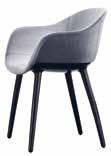 Asiento y respaldo en espuma de poliuretano tapizado en tejido (Kvadrat Remix 2 ) o en piel. Petit fauteuil Matériaux: structure en polycarbonate en air moulding.