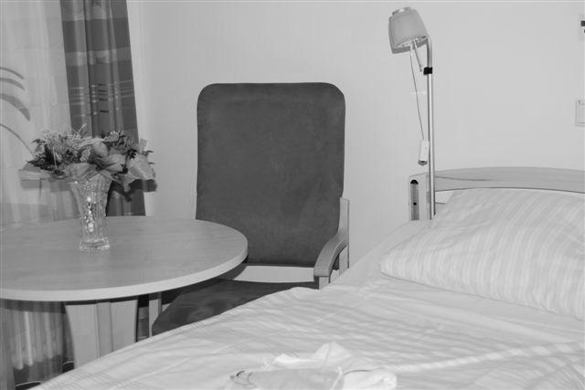 643 Euro all den Ansprüchen eines Palliative-Patienten entspricht es sind alles Einzelzimmer -, alle Zimmer haben einen Zugang zur Terrasse, dem Raum der Stille und der Gemeinschaftsraum stehen den