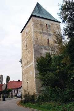 1: Turm der ehemaligen Pfarrkirche Bei der ehemaligen Kirche handelte es sich um eine romanische Anlage aus dem 13. Jahrhundert 2, der erste urkundliche Nachweis findet sich aus dem Jahre 1252 3.