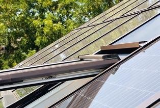 Roto Sunroof Solarthermie und Photovoltaik: Das perfekte Sonnenenergie-System Roto bringt Warmwasser und Strom vom Dach ins Haus Die Zukunft ist ökologisch.