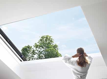 Wohndachfenster Roto Azuro das Panorama-Dachfenster Azuro Panorama-Dachfenster Erste Klasse Wohnkomfort durch erstklassige Technik Die Vorteile im Überblick Patentierte, raumsparende Stapeltechnik