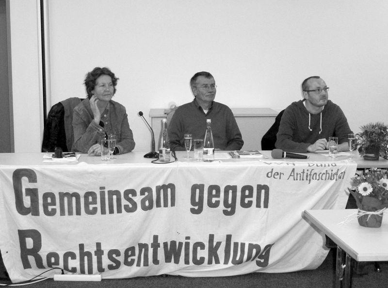 aus den Kreisen 13 Karlsruher Befreiungsfeier mit Christa und Peter Willmitzer: Deckname Betti Gerber Am 8. Mai fand im ver.