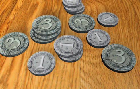 2.5 Die Spielmarker 2.5.1 Silbermünzen La Granja benutzt Silber als Währung. Es gibt Silbermünzen mit Wert 1 und Wert 3.