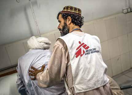 AFGHANISTAN Kabul Laschkar Gah Im Vorraum eines Operationssaals des Boost-Krankenhauses warten Patientinnen und Patienten auf ihre Operationen.