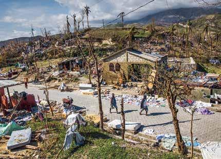 HAITI In Roche-à-Bateau, im Südwesten Haitis, zerstörte der Hurrikan viele Wohnhäuser. Andrew McConnell/ Panos Pictures Das Dorf Nan Sevre konnte unser Team nur per Hubschrauber erreichen.