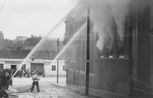 Abb. 16: Löscheinsatz, Medekstraße, Klosterneuburg, 1938 Von den Flammen verschont blieb der Gebäudeteil der Synagoge in dem sich die Wohnungen des Kantors und Hausmeisters befanden.