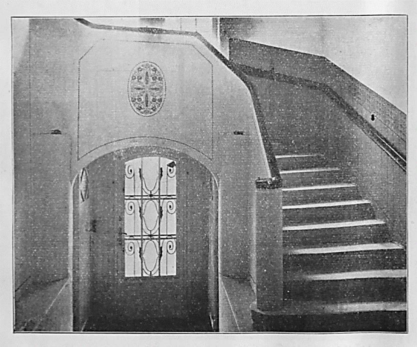 Das oberste Fenster des sich im Mittelrisalit befindenden Stiegenhauses, sprengt ähnlich dem Fenster an der Synagoge an dieser Stelle das Hauptgesims.