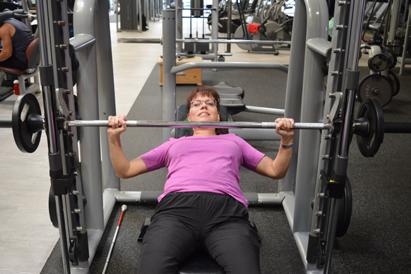 Brust Nadine Kranefoer trainiert ihre Brustmuskeln mit einer geführten