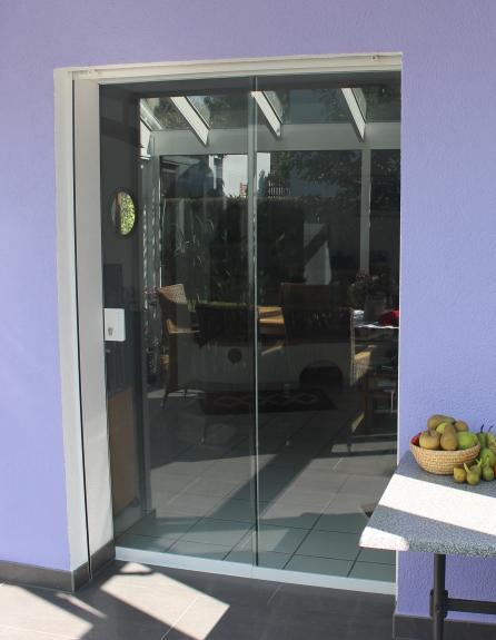 Sogar in Innenräumen können Sie mit Glaselementen attraktive Raumteiler schaﬀen (siehe Bild rechts).