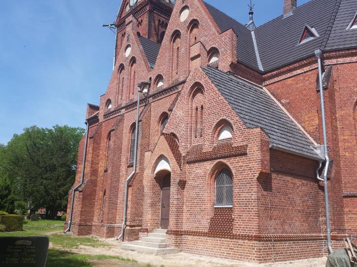 Baustellengottesdienst und Ausstellungseröffnung Die Sanierungsarbeiten des 2. Bauabschnittes an unserer Gnevsdorfer Kirche konnten erfolgreich abgeschlossen werden.