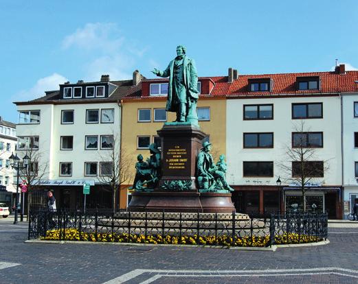 Checkliste Süd 4 3. Ziel: Theodor-Heuss-Platz Auf dem Theodor-Heuss-Platz befindet sich eine Statue.