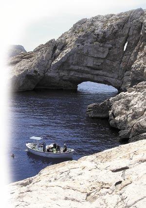 Blick auf die Befestigung von Ibiza-Stadt. Mehr als 500 Routen erlauben das Klettern in den Wänden der Insel. nen.