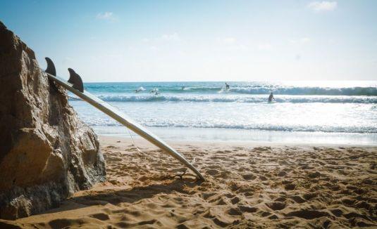 Surfer am Strand von