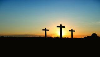 Am Karfreitag musste Jesus sein eigenes Kreuz einen Berg hinauf tragen. Die römischen Soldaten setzten ihm eine Krone aus Dornenzweigen auf den Kopf und verspotteten ihn als König der Juden.