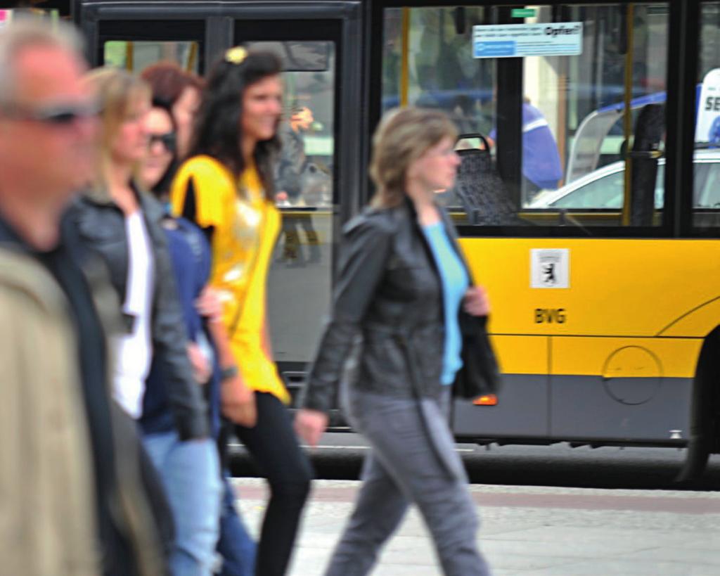 Daten zum Berliner Verkehr Allgemeine Strukturdaten Die Einwohnerzahl Berlins liegt 2012 mit rund 3,4 Mio. etwa auf dem Niveau von 1991. Ein Wachstum zeigt sich bei der Anzahl der Haushalte in Berlin.