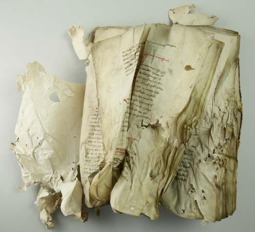 Seite 42 Eine Handschrift mit Auszügen aus den Statuten von 1437 vor und nach dem Glättvorgang: Das DRKF-Projekt Beim Einsturz des Archivs wurden Unmengen von Archivalien vielfach