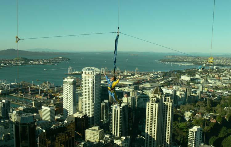 Neuseeland ist bekannt für Extreme Activities: Sky Jumping aus 320m Höhe In Neuseeland ist gerade