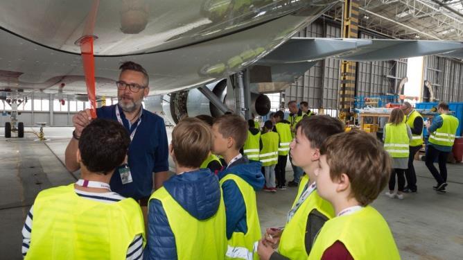 Entern das Flugzeug: Fünft- und Sechstklässler des Düsseldorfer HelpAlliance-Projektes Destination Bildungschancen Ziel ist es, insbesondere solche Kinder zu erreichen, denen aufgrund ihrer Herkunft