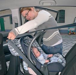 So entsteht eine feste Verbindung zwischen Kindersitz und Fahrzeug, durch die die Schutzwirkung des Sitzes deutlich verbessert wird. Montagefehler sind bei dieser Technik praktisch ausgeschlossen.