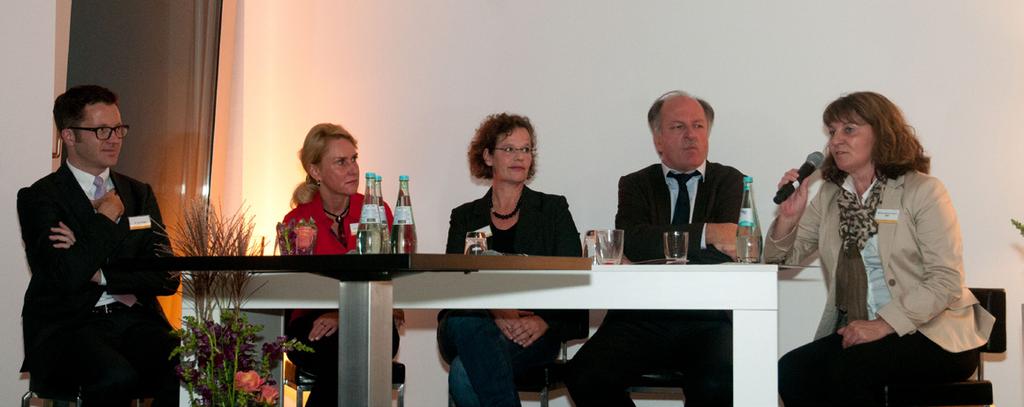BERICHTE AstraZeneca Arzneimittelversorgung in der Onkologie v.l.: Claus Runge (Astra Zeneca), Diana Lüftner (DGHO), Andrea Hahne (BRCA-Netzwerk), Karl-Heinz Schönbach (AOK-BV), Martina Stamm-Fibich (MdB SPD) Berlin, 16.