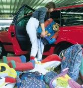 Anschaffung von Kindersitzen Beim Neuwagenkauf prüfen, ob es integrierte Kindersitze gibt; beim Gebrauchtwagenkauf Nachrüstmöglichkeit in Erwägung ziehen.