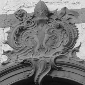 9b, Trudpertrelief) auf dem Klostergelände, ein unverkennbares Erkennungszeichen eines Rosenkreuzerordens; ferner das vielsagende Symbol der fleur-de-lis, unter anderem ein Kennzeichen der
