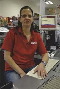 Eugen Roth Susanne Zacherl bedient freundlich die Kunden im sonntags geöffneten REWE Markt.