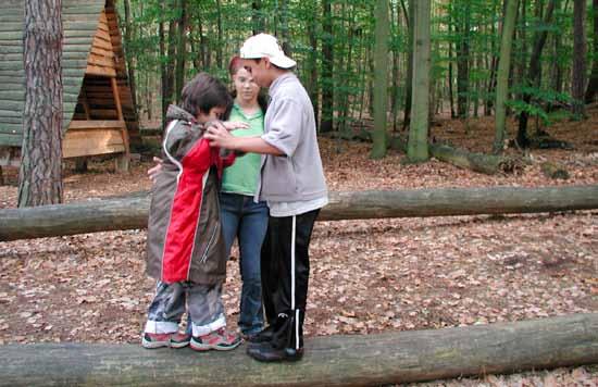 Raum für Kreativität und teamorientierter Selbsterfahrung im Sinne der Bildung für nachhaltige Entwicklung durch gruppengestützte Walderlebnisse oder (angeleitete) Waldarbeitseinsätze in der