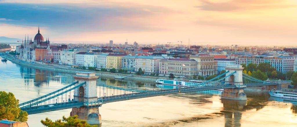at BUDAPEST SCHÖNHEIT AN DER DONAU BUSREISE UNGARN / MITTELUNGARN Die Weltstadt Budapest schlängelt sich an beiden Seiten der Donau entlang und teilt sich in das eher flache Pest und das etwas