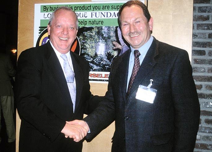 Loro Parque und die Stiftung unterzeichnen ein Abkommen mit Versele-Laga Am 31. Mai 2002 wurde der grösste Tierfutterhersteller Europas N.V. Versele-Laga in Deinze, Belgien, zu einem wichtigen Sponsor der Loro Parque Fundación.