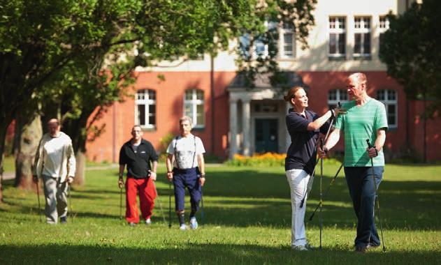 besonders reizvolle Trainingsmöglichkeit für unsere Patienten. Das Ensemble des Therapiegartens wird durch eine Boule-Bahn und einen Basketball-Wurfplatz ergänzt.