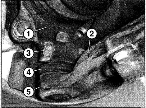 Das Kugelgelenk (5) des Querlenkers (2) ist ein wichtiges Führungsteil der Vorderachse.