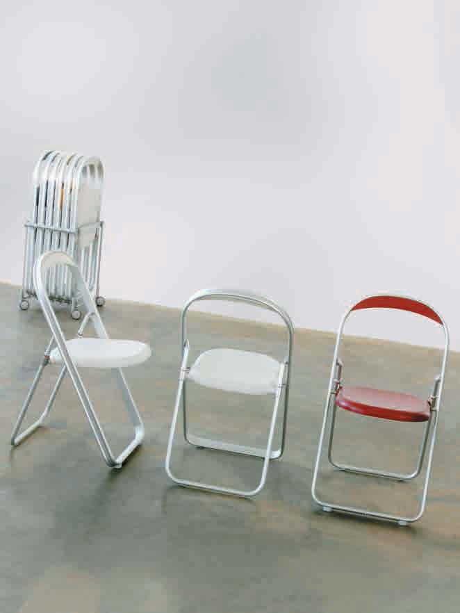 La struttura è in alluminio, mentre la seduta e lo schienale, disponibili in numerose varianti di colore, sono in materiale plastico.