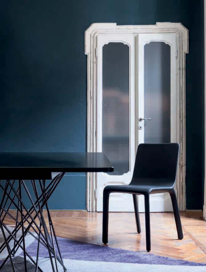 Sicla_Bartoli Design Tavolo / Table / Tisch / Table Octa Sicla Sicla è una sedia connotata da un rapporto uido e continuo tra la sezione triangolare delle gambe e le morbide super ci curve della