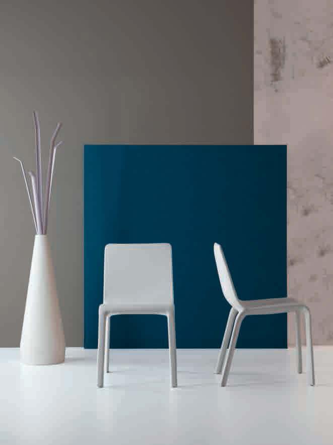 Sicla is a padded chair with a steel frame, fully upholstered in leather or (ecoleather).