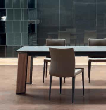 Razor_design Mauro Lipparini Tavolo / Table / Tisch / Table Flag Razor Un equilibrio formale ed ergonomico giocato sul rapporto fra segno gra co e comfort, fra struttura ed elemento di seduta.