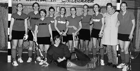 ClubMagazin_Hockey 11 2. Damen Oldies sind Goldiges und Youngsters mit Pfiff Nach einem Vorzeige-.Durchmarsch von der 3. Verbandsliga legte die außergewöhnliche Mannschaft der 2.