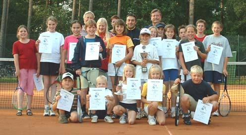 Tennisjugend des TuS Hermannsburg Abteilung Tennis Im Sommer 2002 kämpften zwei Mädchen-C-Mannschaften und eine Mix- Kleinfeldmannschaft in der Punktspielrunde des Kreises Celle.