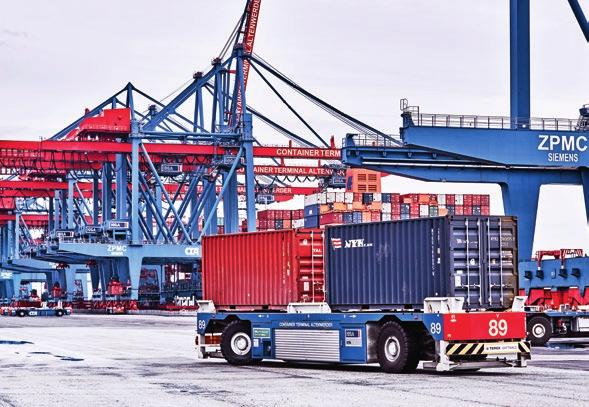 Mit modernster Technologie, IT-gesteuerten Prozessen und der Expertise engagierter Mitarbeiter arbeiten die Terminals hochproduktiv und fertigen die größten Containerschiffe der Welt ab.