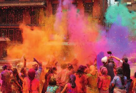 Wichtige Feste: Hindus bewerfen sich mit Farbe beim Holi Festival in Indien Wichtiges Ritual: Essen: Fasten: Im Hinduismus gibt es viele verschiedene Feste. Das größte ist Kumbh Mela, das Krugfest.