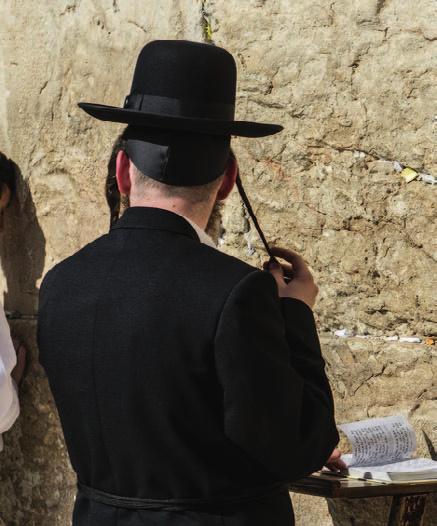 Kleidung: Jungen und Männer dürfen die Synagoge nur mit der Kippa betreten. Das ist eine kleine Kappe aus Stoff, die auf dem Hinterkopf getragen wird.