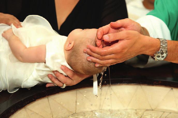 Wichtiges Ritual: Die Taufe. Mit der Taufe wird ein Kind in die christliche Gemeinde aufgenommen.