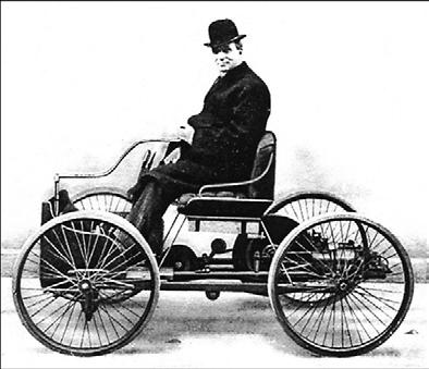 Henry Ford auf seinem 1896 gebauten Quadricycle. Die Aufnahme stammt aus einer Werbebroschüre aus dem Jahr 1907.