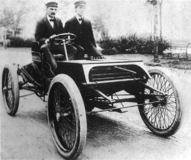 Henry Ford (links) und Spider Huff nach dem erfolgreichen Rennen von Grosse Point, 1901.